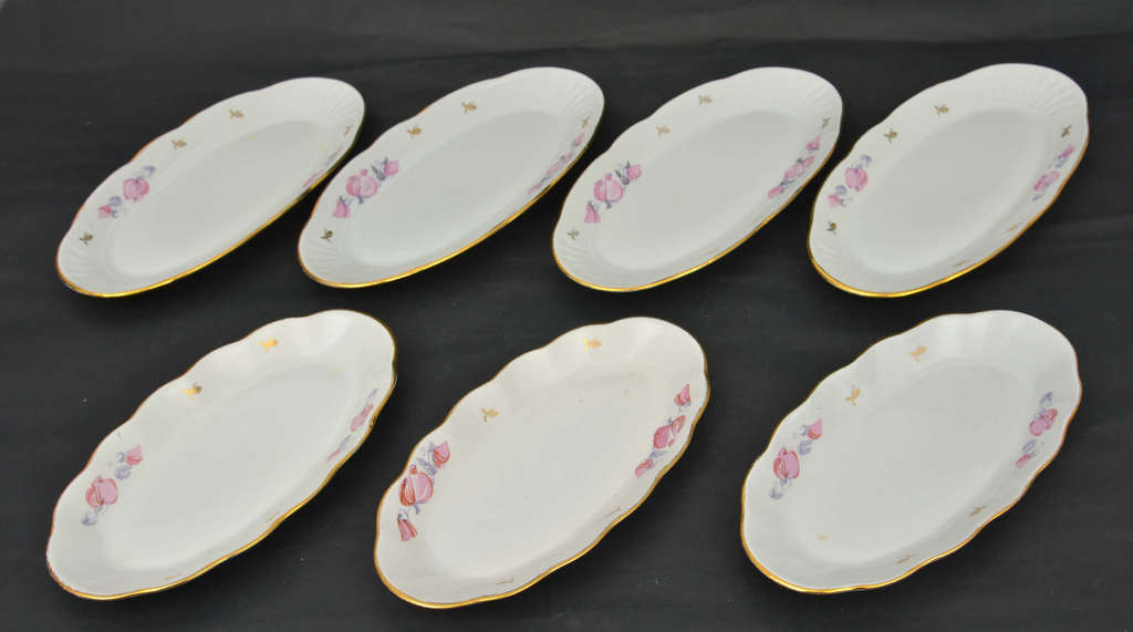 Porcelain serving plates (7 pcs.)