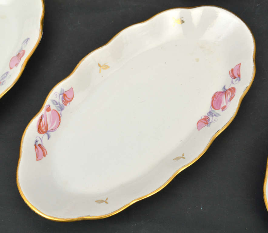 Porcelain serving plates (7 pcs.)