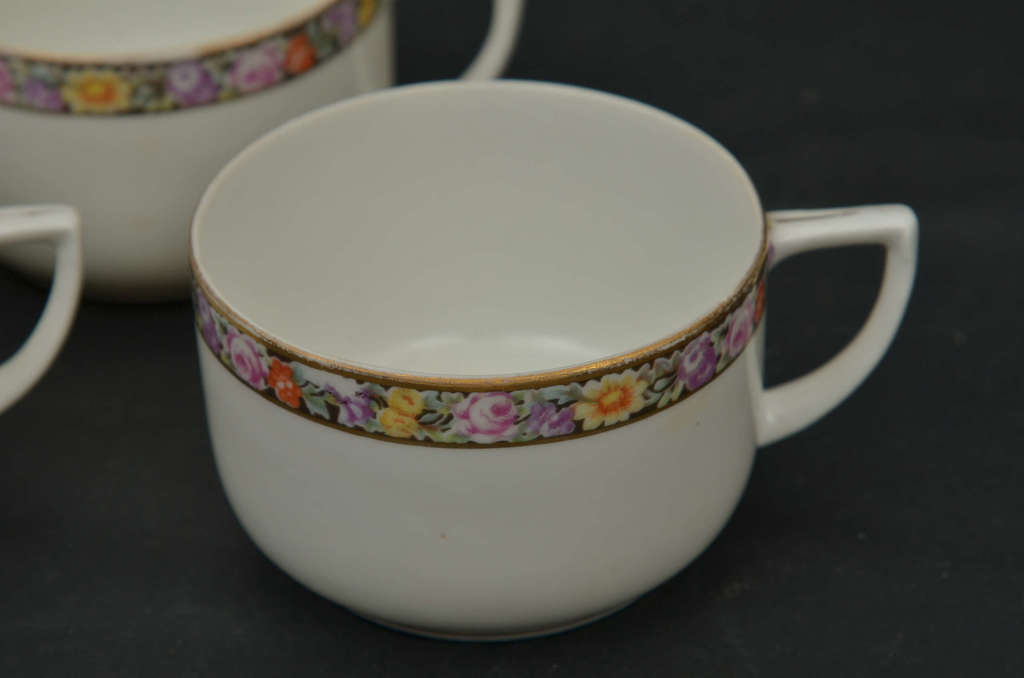 Porcelain cups (3 pcs.)