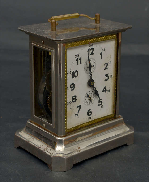 Table clock with a melody
