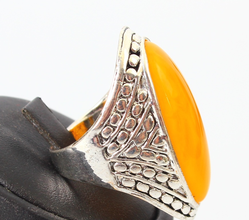 Комплект украшений - браслет, серьги и кольцо.