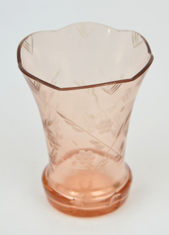 Стеклянная ваза с цветочным орнаментом