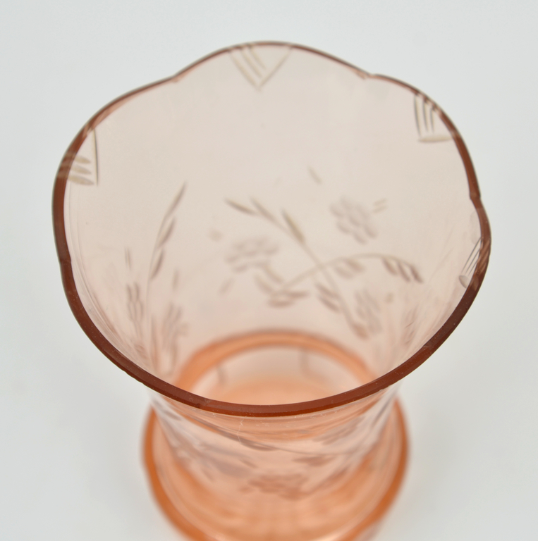 Стеклянная ваза с цветочным орнаментом