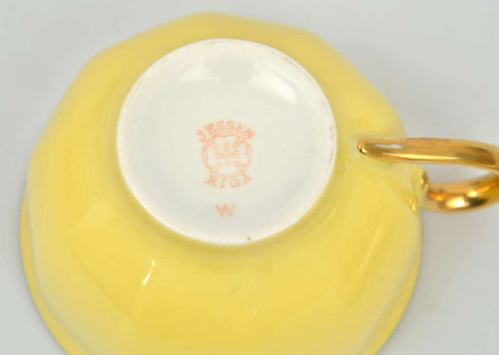 Dzeltena porcelāna tasīte ar apakštasīti