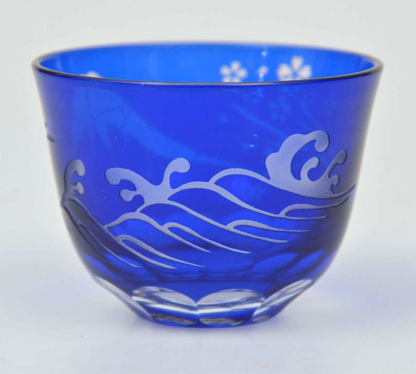 Чашка из синего стекла с фрагментами природы