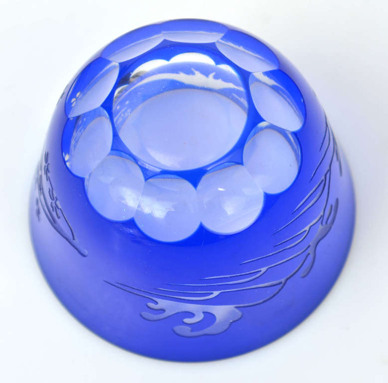 Чашка из синего стекла с фрагментами природы