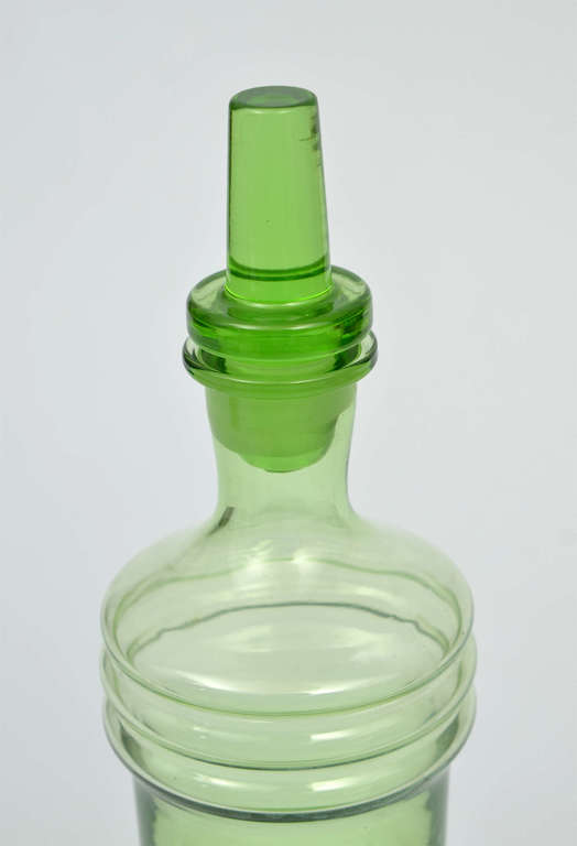 Zaļā stikla karafe ar 6 glāzītēm