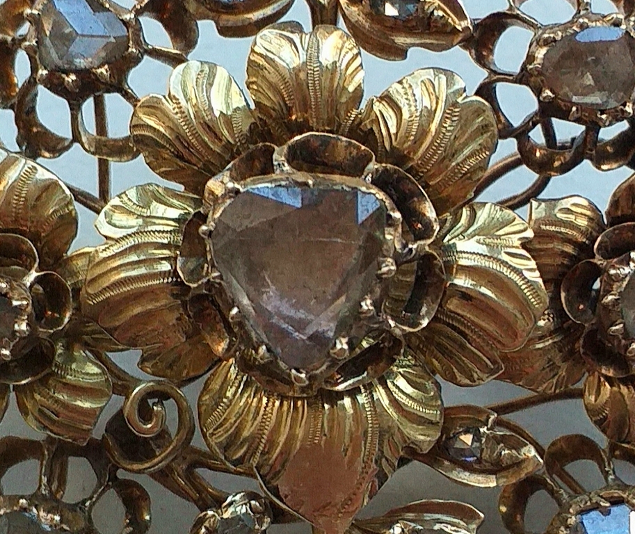 Антикварная золотая брошь с алмазами.