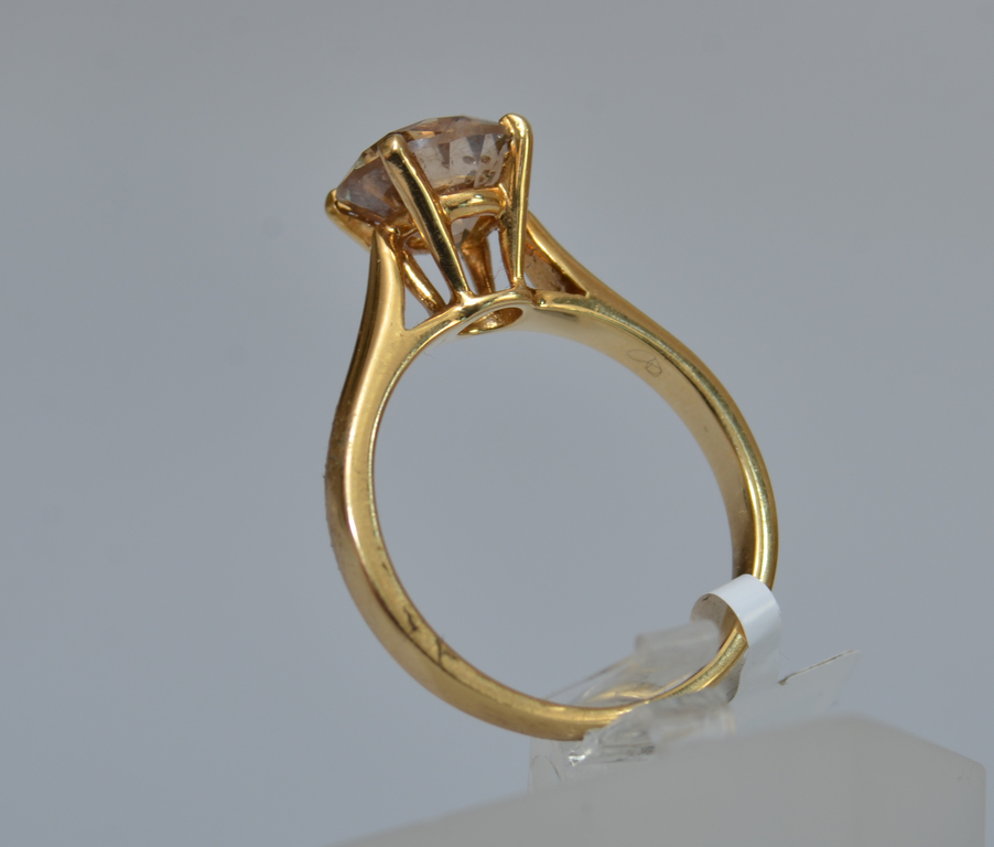 Gold ring with natural diamond