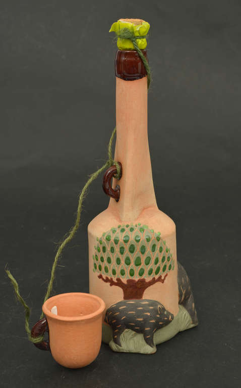 Keramikas karafe ar gleznojumu ''Mežacūka'' ar krūzīti