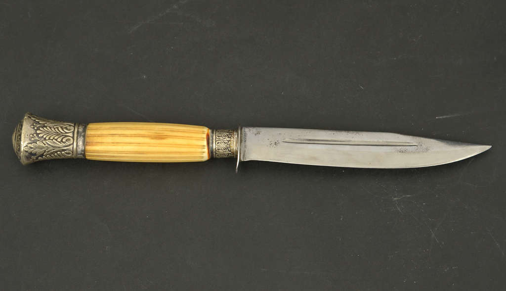 Нож с серебряной отделкой