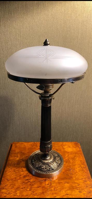 Настольная лампа в стиле модерн