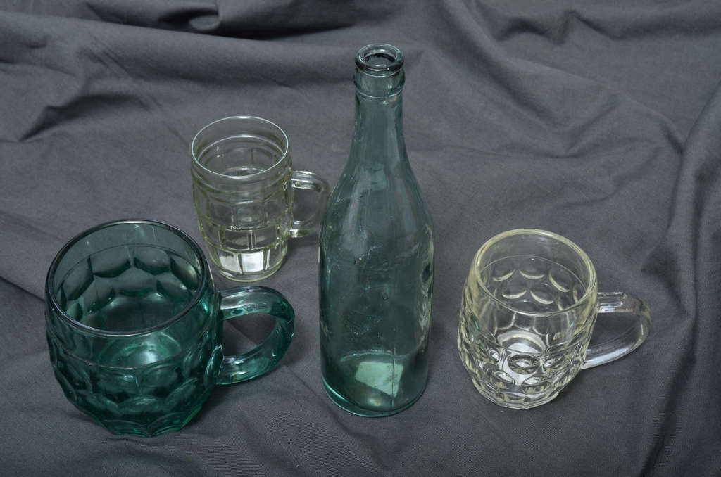 3 Alus kausi un Aldaris stikla pudele