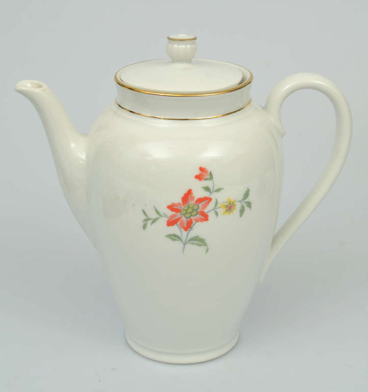 Porcelain jug with lid
