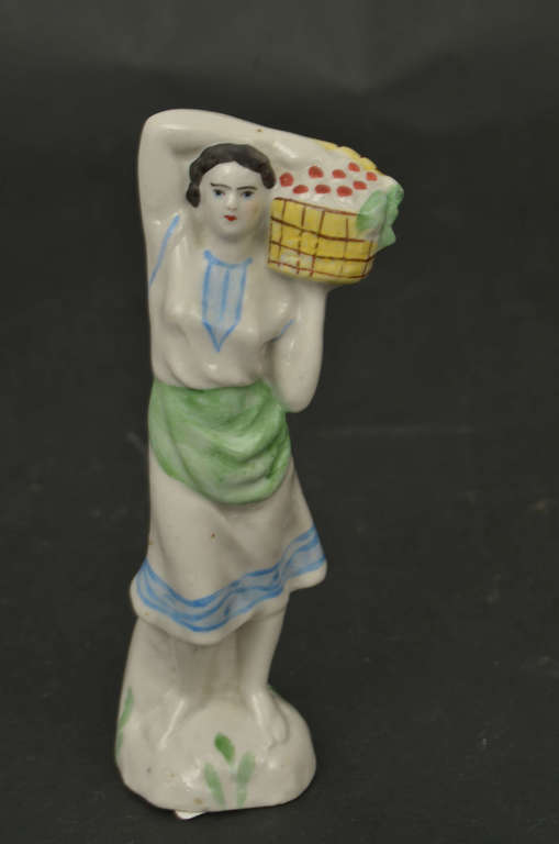 Porcelāna figūriņa ''Meitene ar augļu grozu uz pleca''