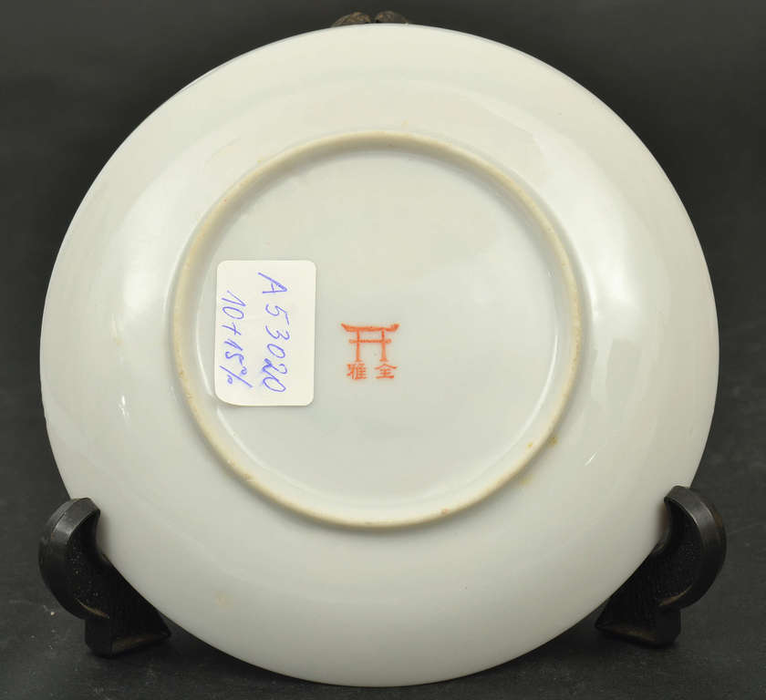 Porcelāna sķīvis ar ķīniešu motīvu (putniņu)