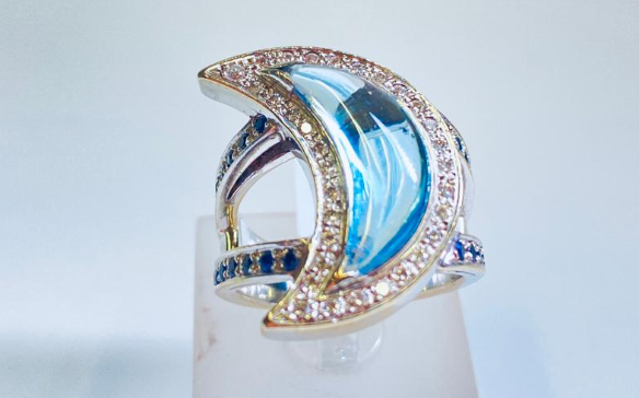 Gold ring with brillants, sapphires, topaz