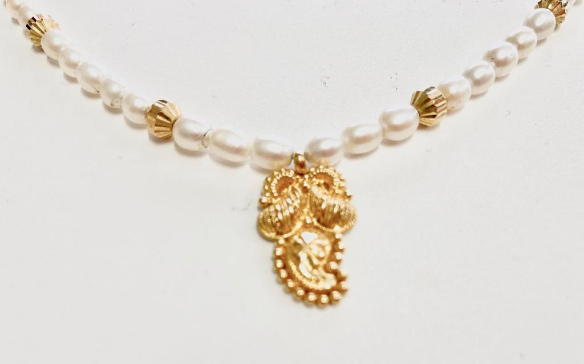 Pearl necklace with gold
