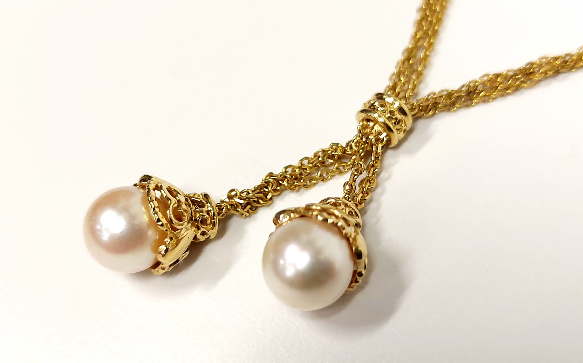 Gold necklace with cultured pearls