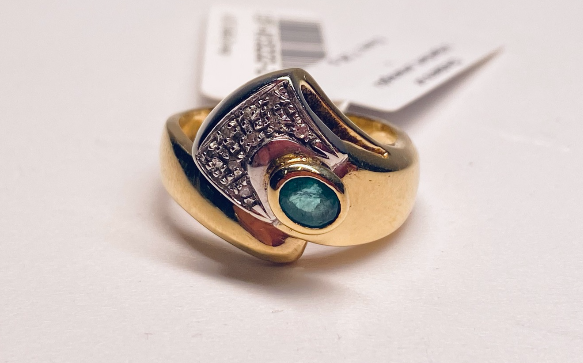 Gold ring with brilliants and emeralds