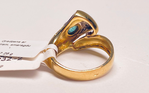 Gold ring with brilliants and emeralds