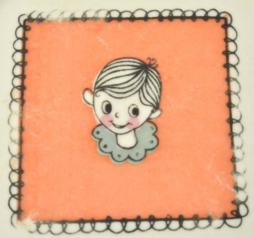 Porcelāna bērnu šķīvis un tasīte ar apakštasīti