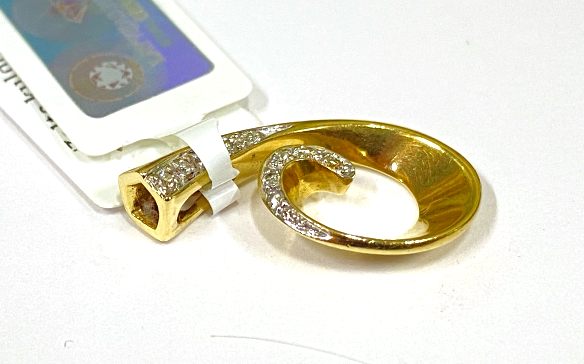 Золотой кулон с бриллиантами