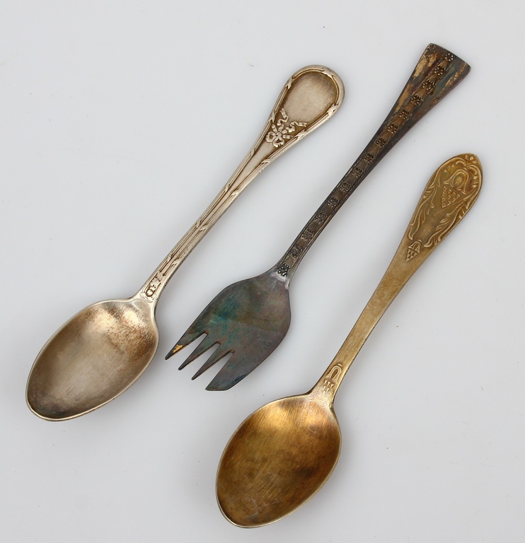 2 silver spoons + fork