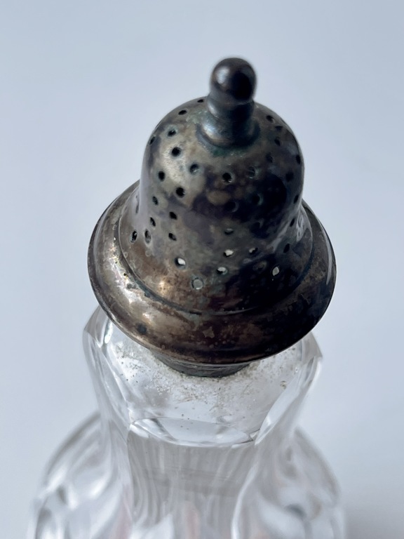 Stikla sālstrauciņš ar apsudrabotu vāciņu
