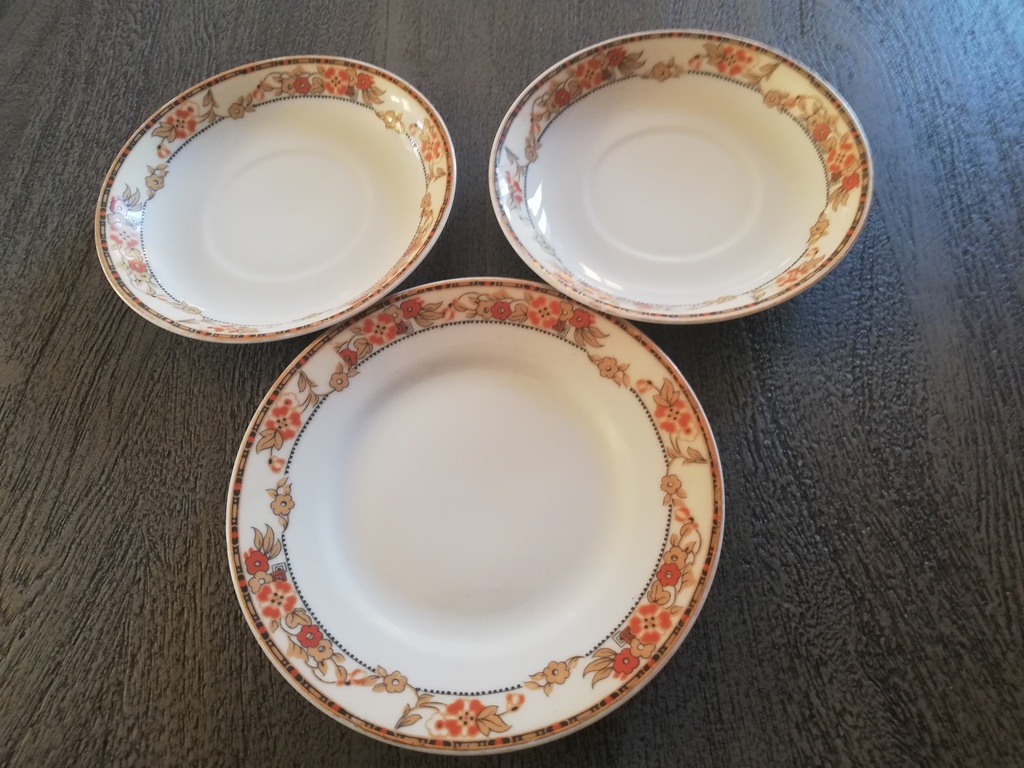 Two Kuznecov saucers and desert plate