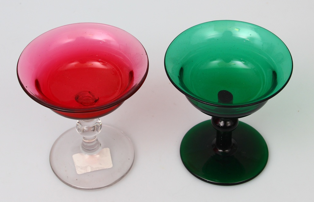 Divi krāsainā stikla trauki uz kājiņas