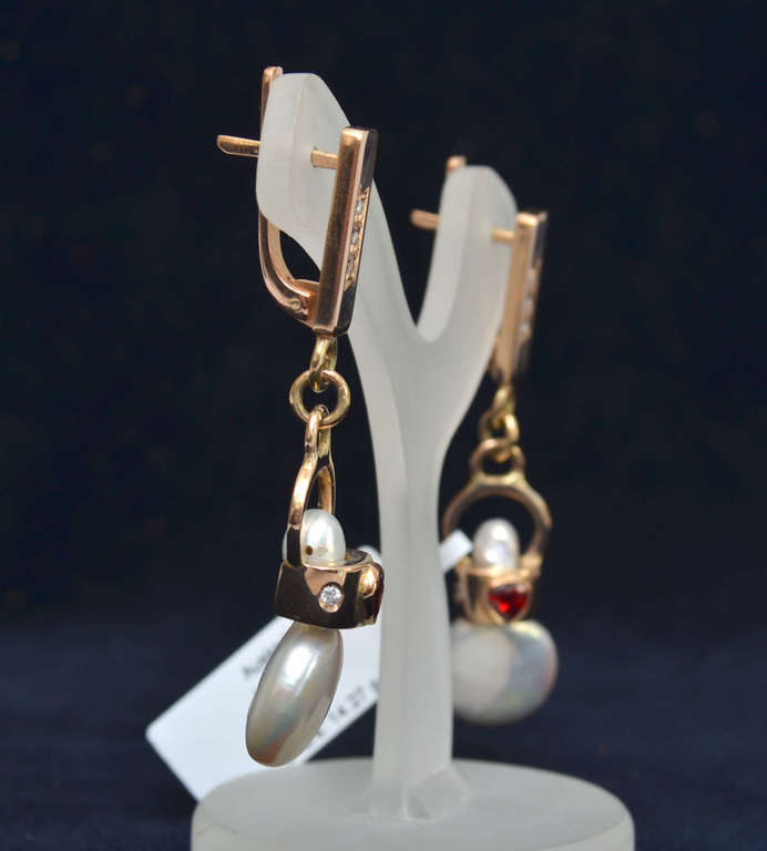 Gold earrings with diamonds, pearls and zircons