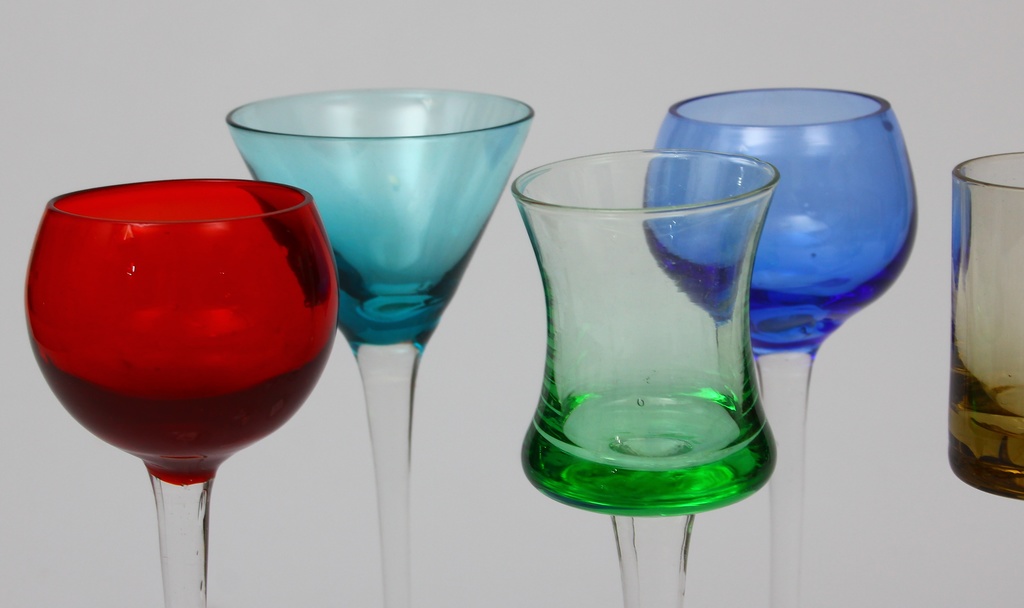Стеклянные стаканы разные (6 шт.)