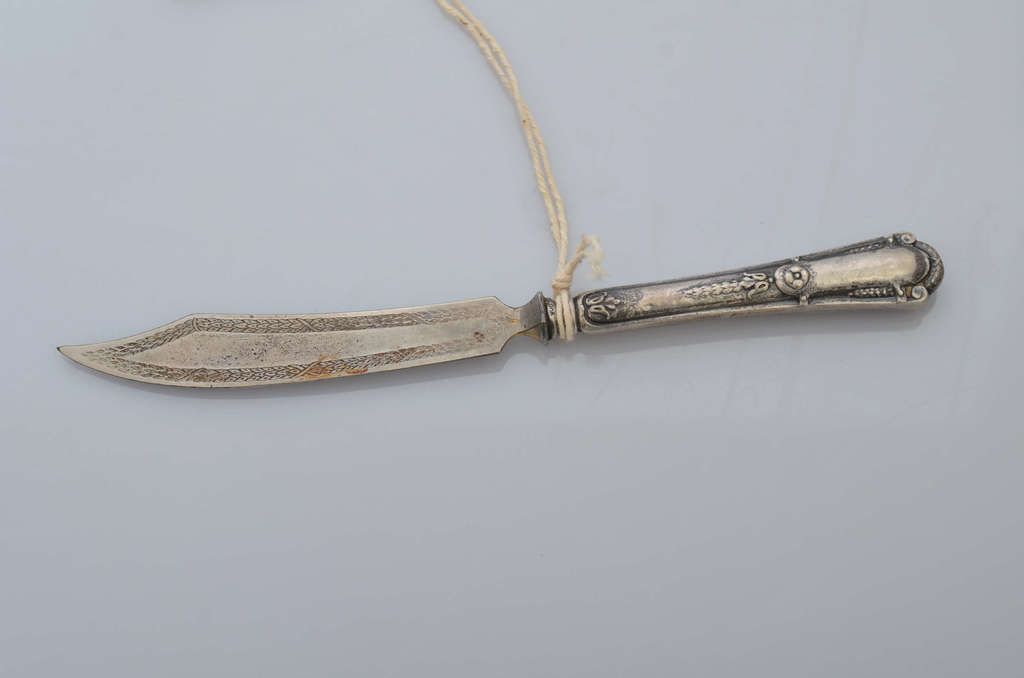 Металлический нож с серебряной ручкой