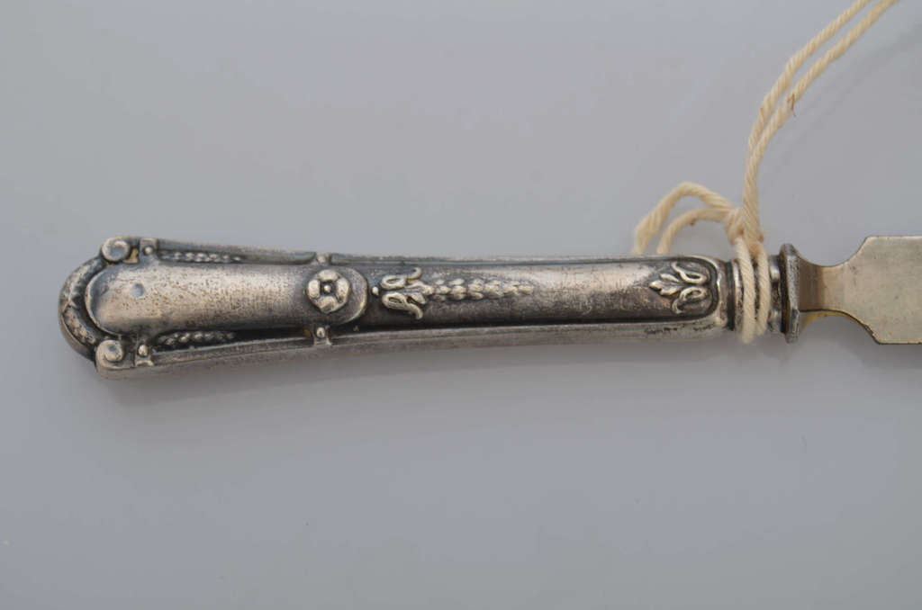 Металлический нож с серебряной ручкой
