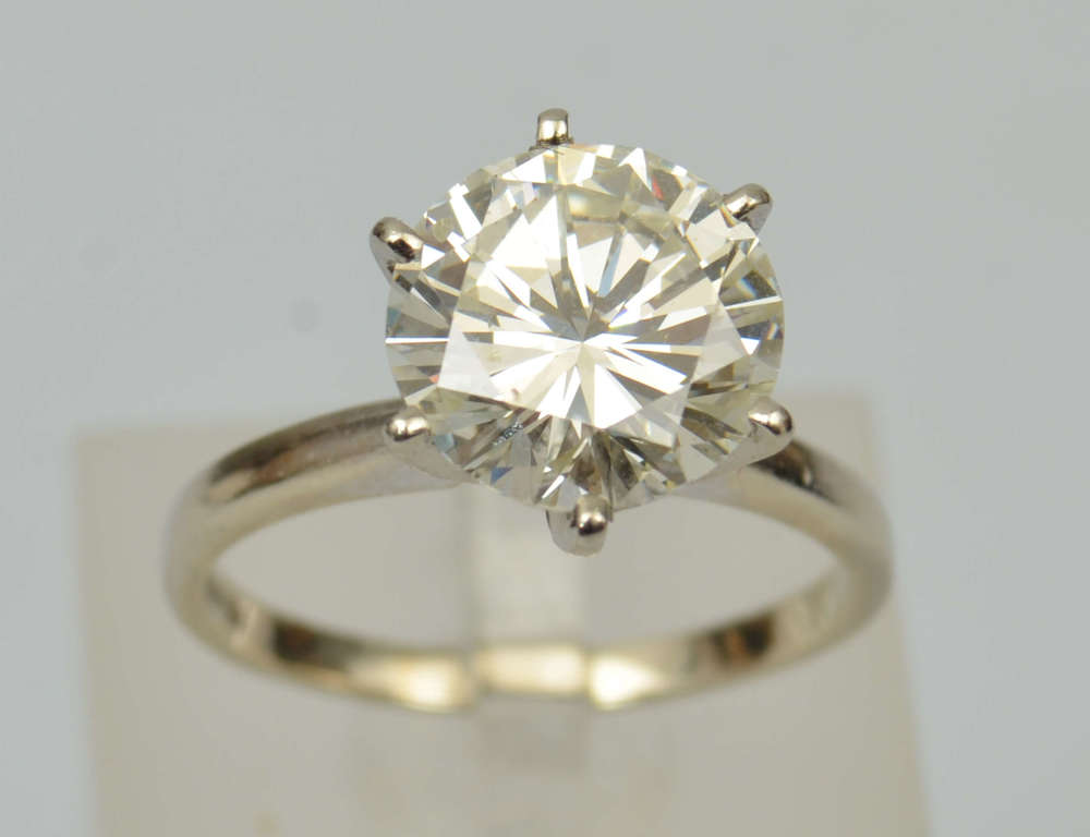 White gold ring with 4.6 ct diamond