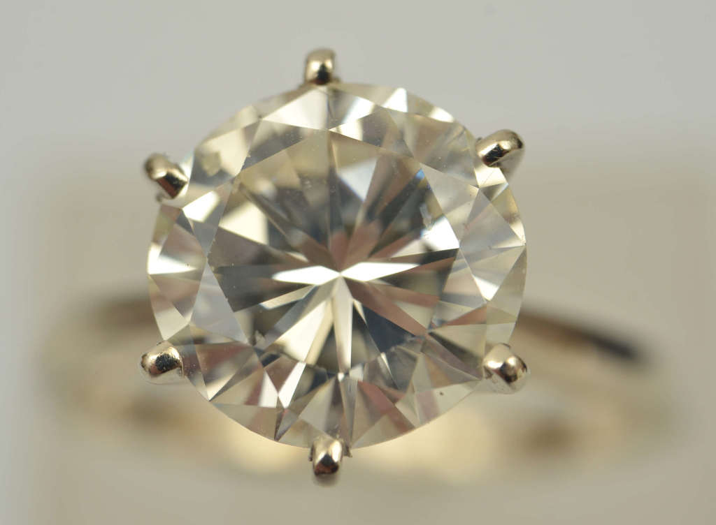 Кольцо из белого золота с бриллиантом 4,6 карата