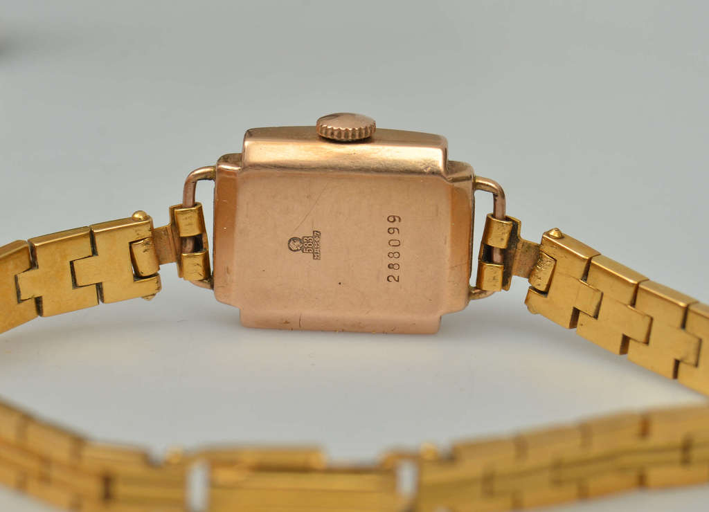 Zelta rokas pulkstenis ar metāla siksniņu