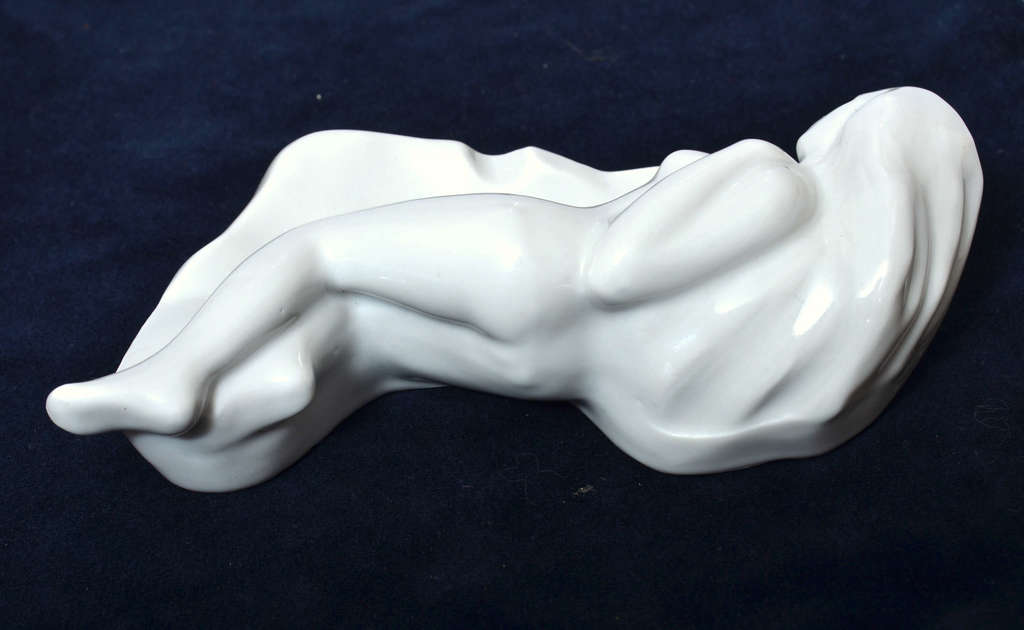 Porcelain figure / ashtray Girl
