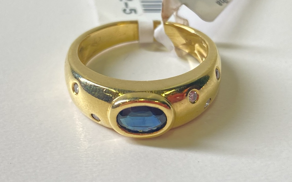Gold ring with brillants, sapphire