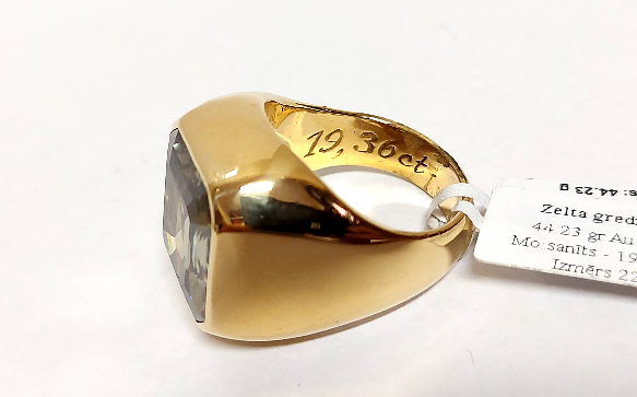 Zelta gredzens ar sintētisko moisanītu