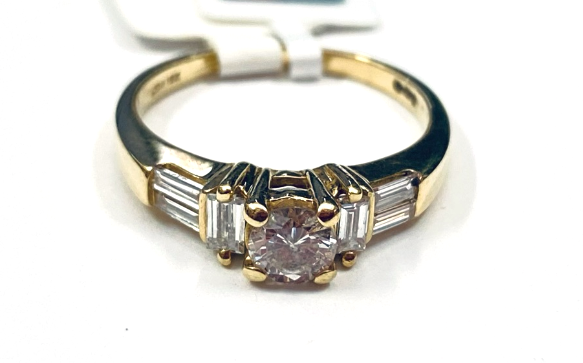 Gold ring with brillant, diamonds