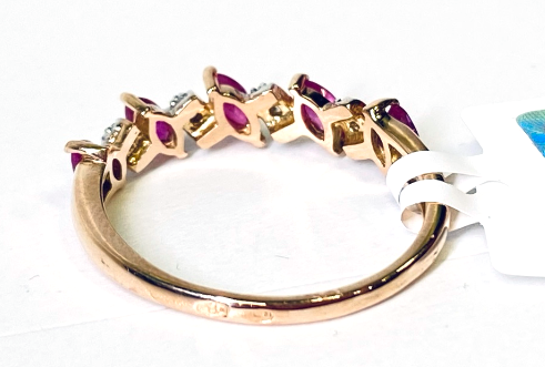 Gold ring with brillants, rubies