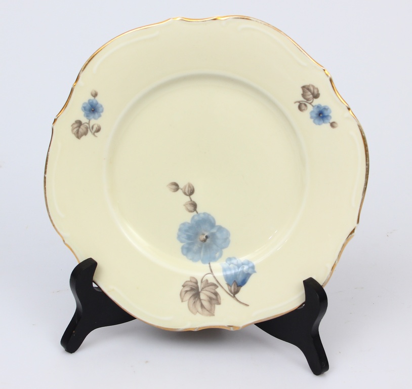Porcelāna šķīvis ar ziliem ziediem
