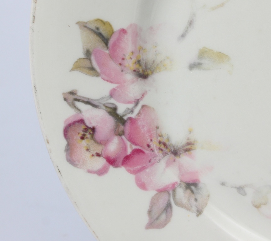 Porcelāna šķīvis ar rozā ziediem