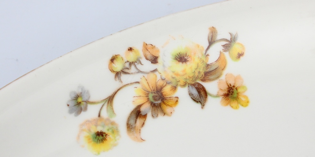Porcelāna servējamais šķivis ar dzelteniem ziediem