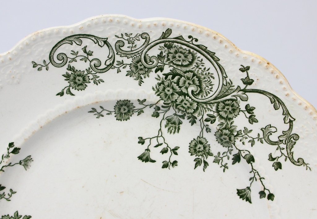 Porcelāna šķīvis ar zaļu rakstu