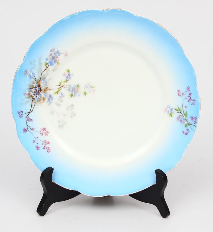 Porcelana šķīvis ar zilu maliņu