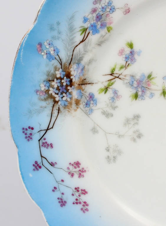 Porcelana šķīvis ar zilu maliņu