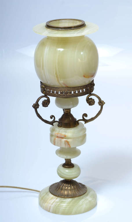 Oniksa lampa ar dekoratīvu apdari